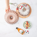 KARACA CAKE PRO Moule en fonte rose-gold KARACA CAKE PRO Dilimli Rosegold döküm kek kalıbı KARACA CAKE PRO Rosegold Gusseiserne kuchenform mit ensätzen