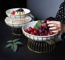 TREND HOME BOWL Servierteller aus Porzellan mit goldener Metallhalterung 23 cm